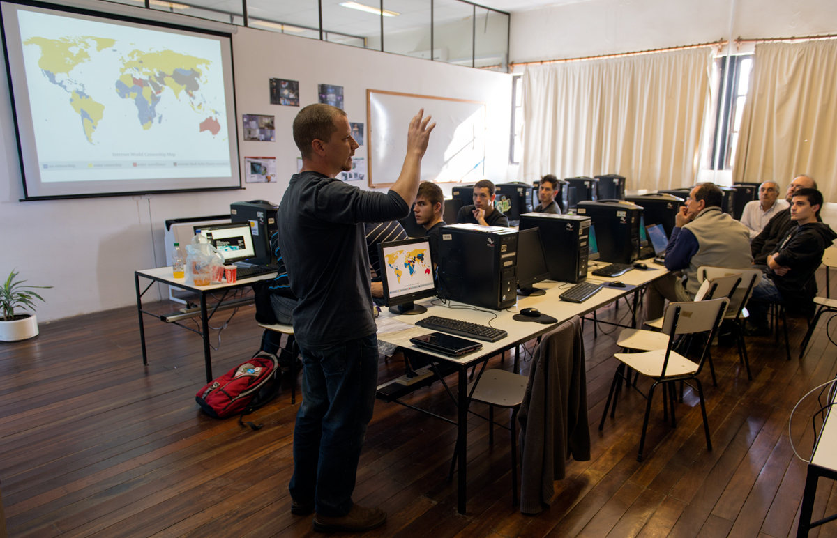 Santiago Roland dando una charla en el FLISoL Montevideo 2014, en FADU. Foto de Fernando Da Rosa.