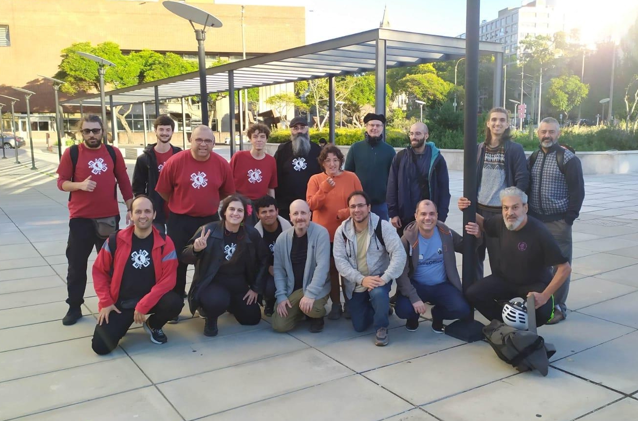 Foto al final del FLISoL Montevideo 2025 en Espacio Colabora.