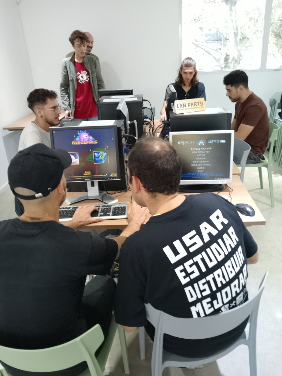 LAN Party en el FLISoL Montevideo 2025.