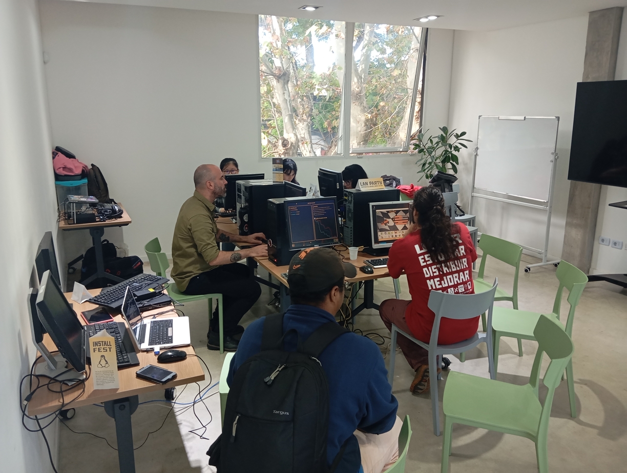 LAN Party en el FLISoL Montevideo 2025.