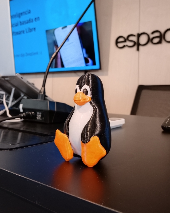 Tux, impreso en 3D, FLISoL Montevideo 2025.
