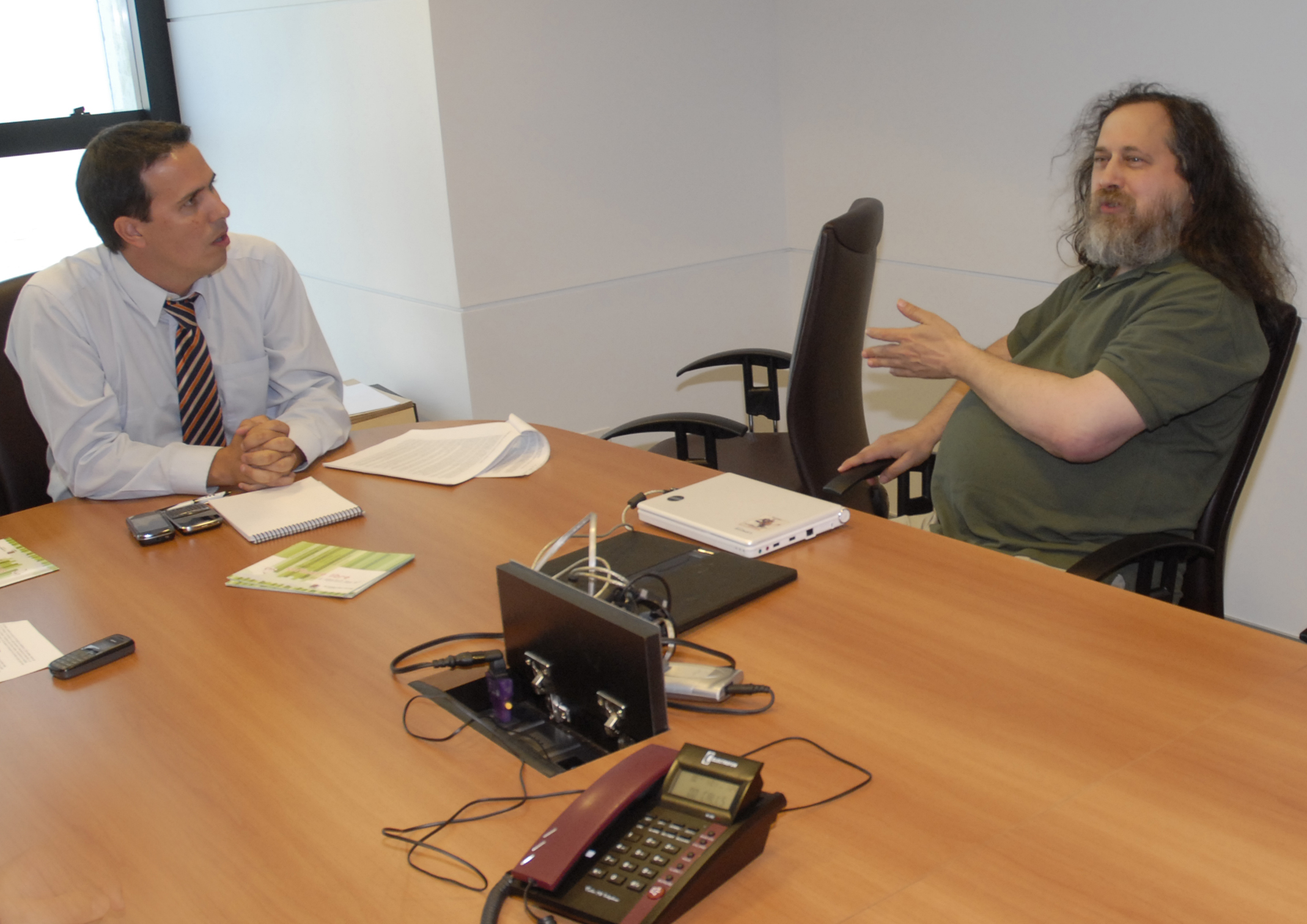 Richard Stallman fue recibido en nombre del Presidente José Mujica, por el Prosecretario de la Presidencia de la República, Diego Cánepa, 2010.